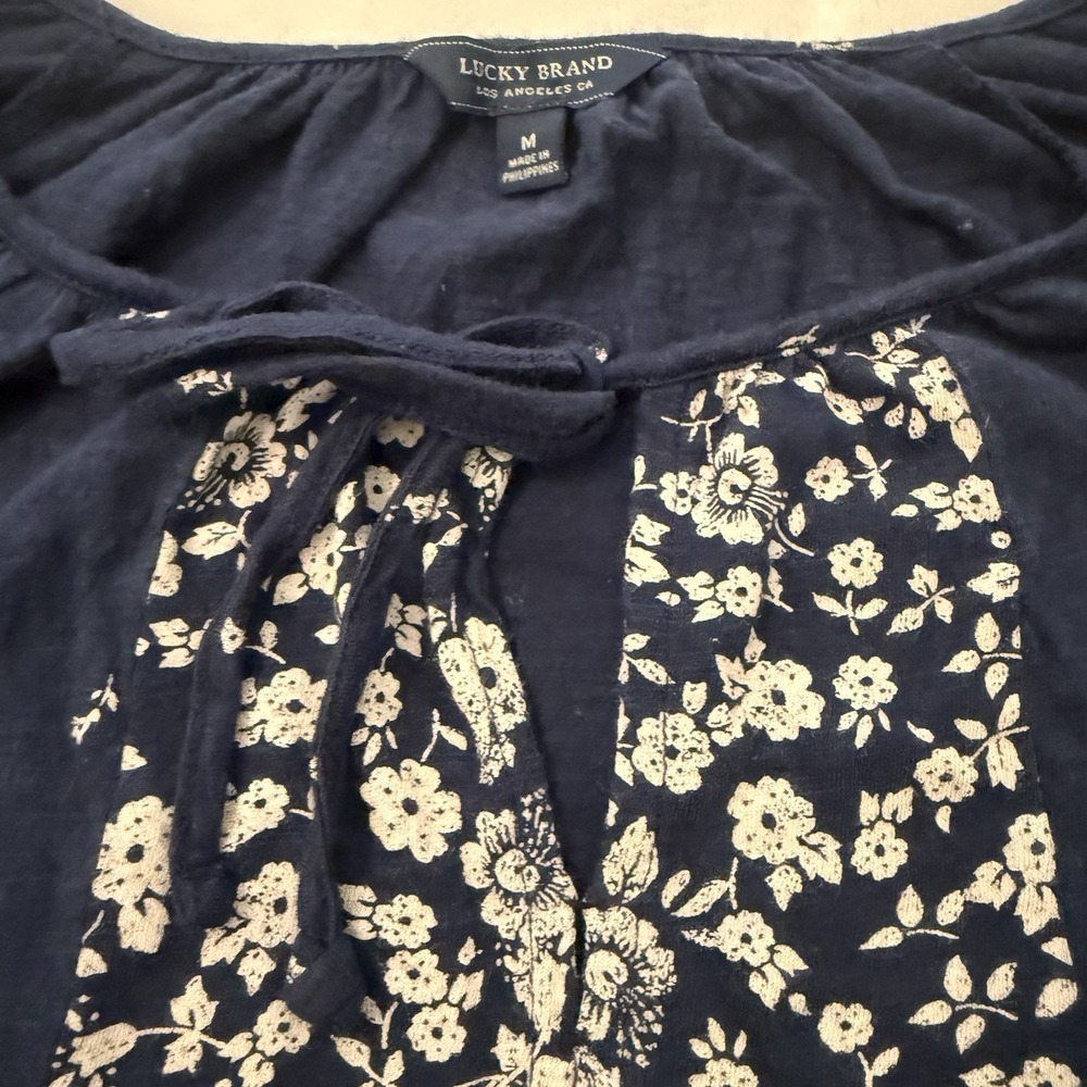 Lucky Brand Navy White Floral Top Medium Boho Peasant Fairy Coquette Artsy Indie - Picture 4 of 8